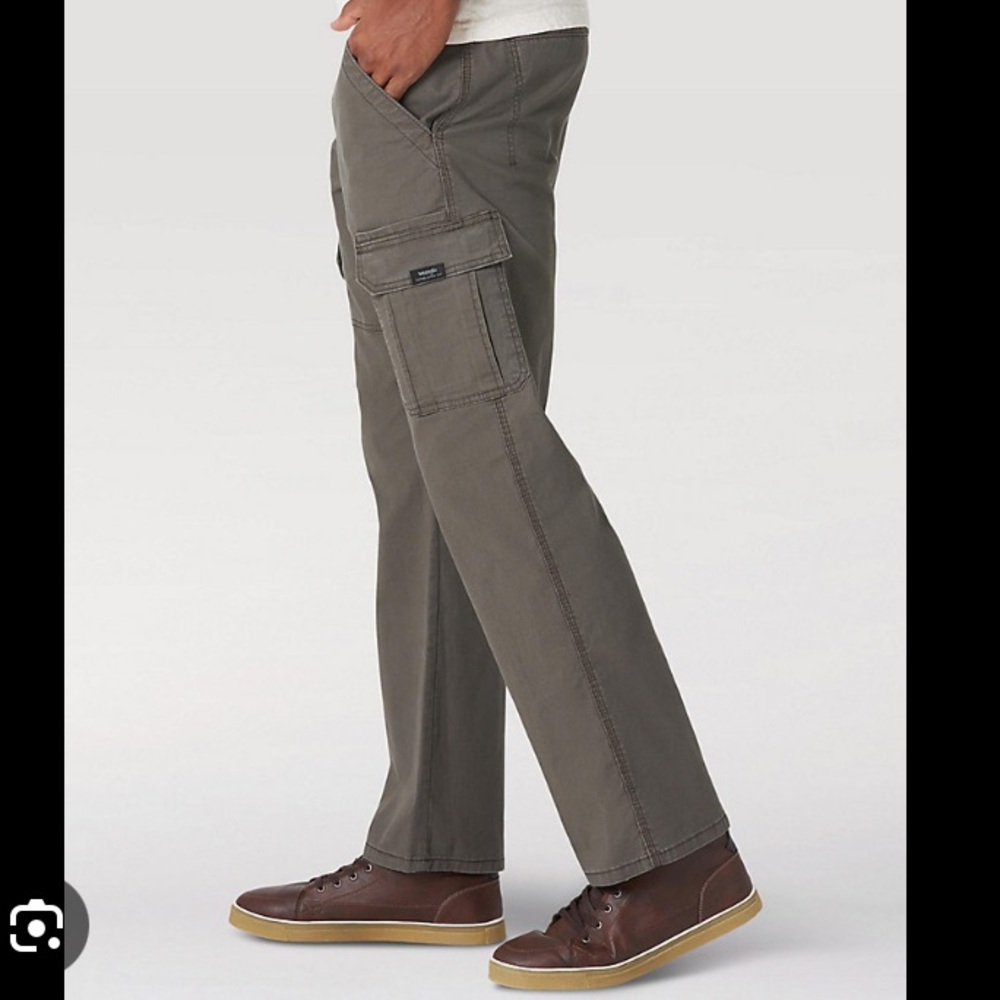 Wrangler Men’s Relaxed fit cargo pants NEW 32 waist 32 length